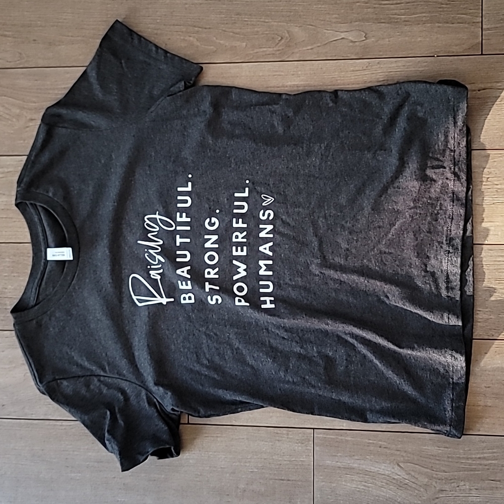 NWT Graphic mom tee size medium